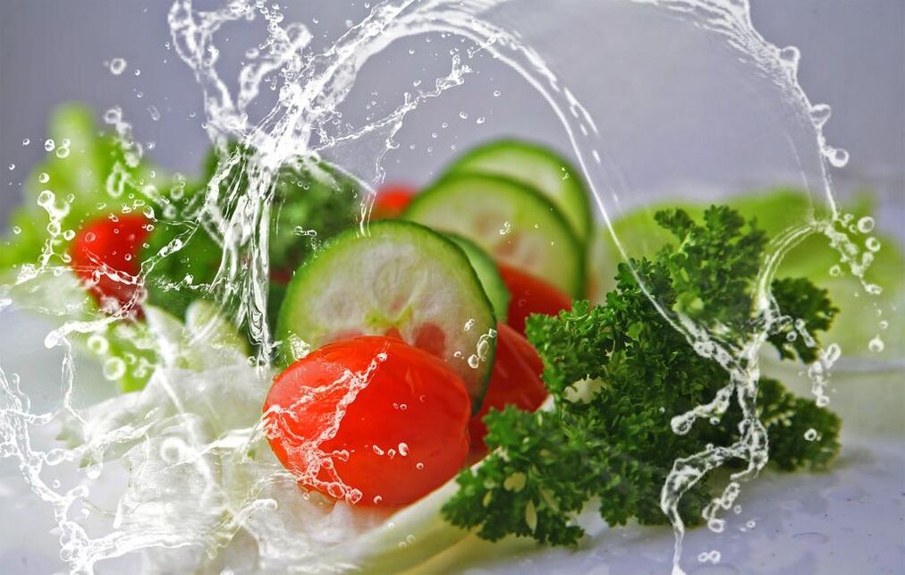 Los alimentos y el agua saludables son elementos importantes necesarios para perder peso. 