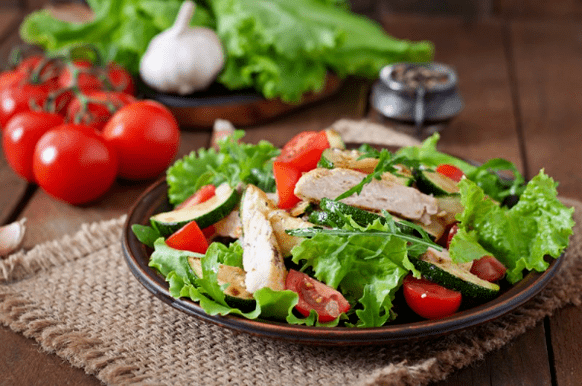La ensalada de pollo y verduras es una gran opción para una cena ligera después del entrenamiento. 