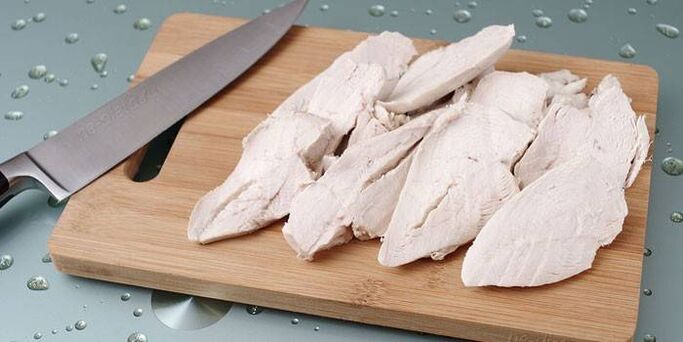 El filete de pollo cocido puede estar presente en la dieta de la sandía. 